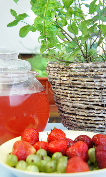 Sommer Früchte Getränke Erdbeere legen frisches Obst Stock foto © tannjuska