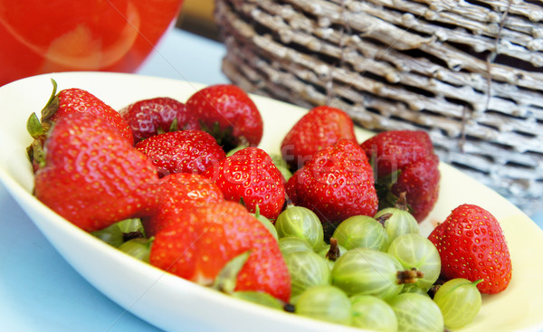 Sommer Früchte Getränke Erdbeere legen frisches Obst Stock foto © tannjuska