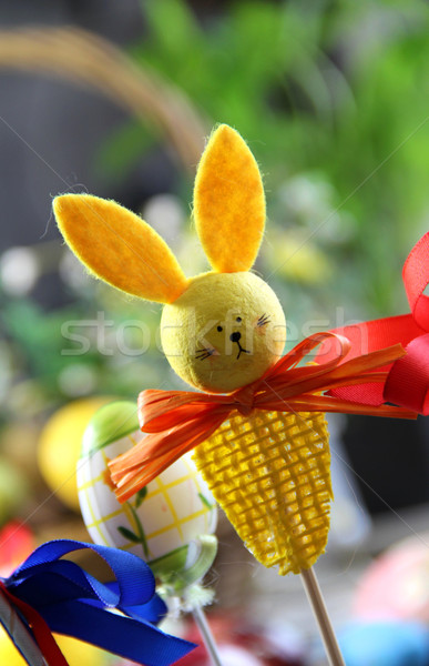 Paşti iepure frumos lucrat manual oua colorate Imagine de stoc © tannjuska