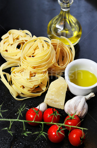 Tradizionale cucina italiana tagliatelle ingredienti pasta come Foto d'archivio © tannjuska