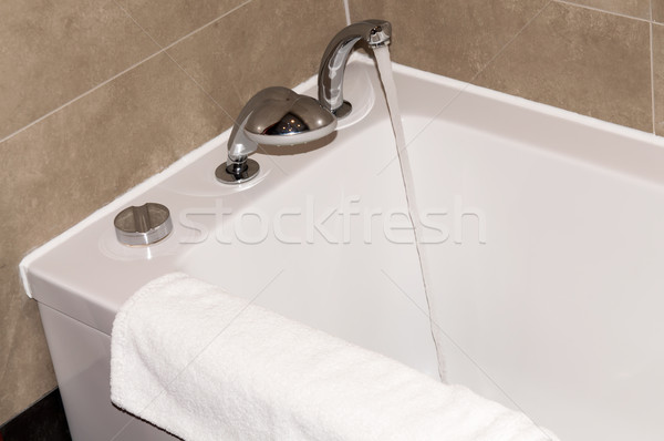 Fehér fürdőkád fürdőszoba törölköző fal terv Stock fotó © tarczas