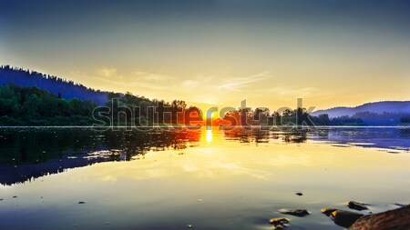 Vară apus idilic râu peisaj lac Imagine de stoc © TasiPas