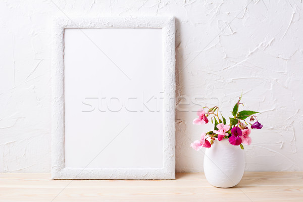 Blanco marco rosa flores maceta Foto stock © TasiPas