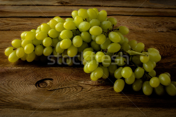 Raisins verts sombre bois aliments frais Photo stock © TasiPas