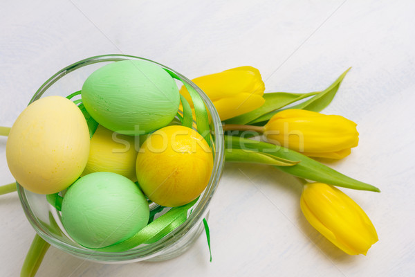 Pascua mesa amarillo tulipanes pintado huevos Foto stock © TasiPas