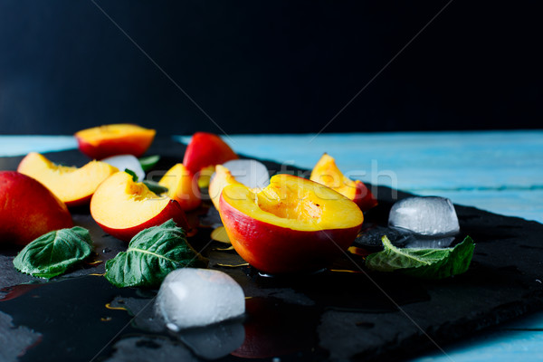 Fette maturo pesche nero pietra frutta fresca Foto d'archivio © TasiPas