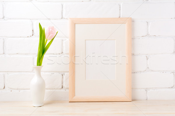 Cadre en bois pâle rose tulipe vase Photo stock © TasiPas