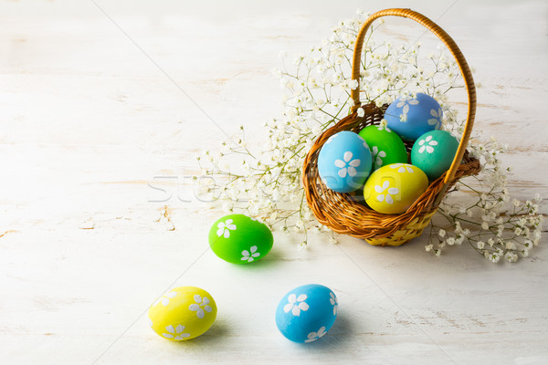 Díszített húsvéti tojások kosár kicsi fehér lélegzet Stock fotó © TasiPas