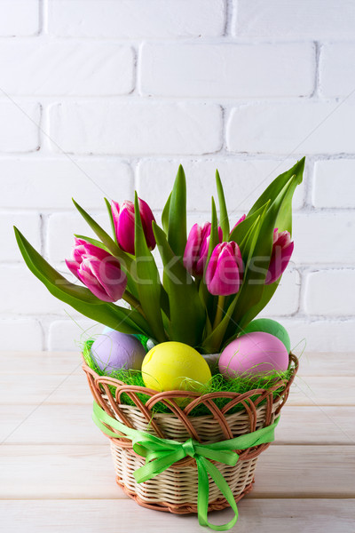 Húsvét asztal kéz festett tojások kosár Stock fotó © TasiPas