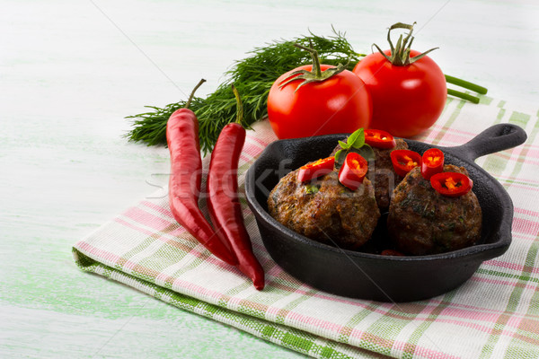 Grillezett húsgombócok felszolgált chilipaprika szeletek öntöttvas Stock fotó © TasiPas