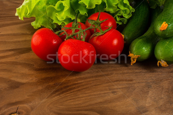 Tomates cereja pepino mesa de madeira tomates maduro legumes Foto stock © TasiPas