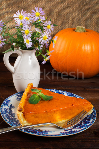 Zucca torta Daisy vaso viola fiori Foto d'archivio © TasiPas