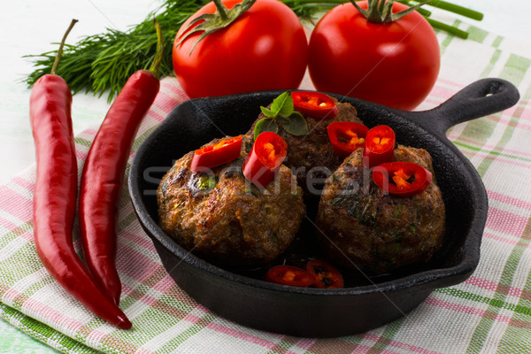 Frikadellen serviert Gusseisen Türkisch gegrillt Essen Stock foto © TasiPas