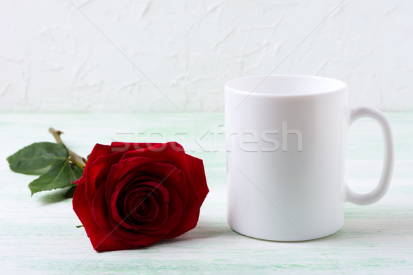 Alb cana de cafea întuneric trandafir rosu gol Imagine de stoc © TasiPas