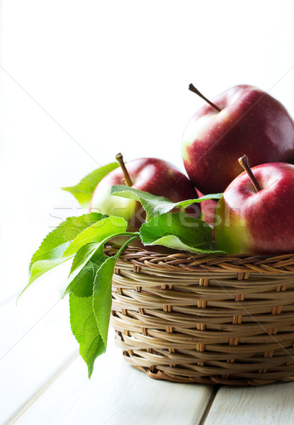 Manzanas cesta hojas espacio de la copia Foto stock © TasiPas