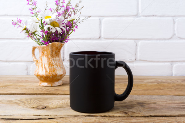 Cafea neagra cană musetel violet flori Imagine de stoc © TasiPas