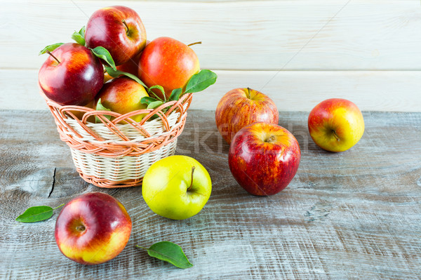 зрелый свежие яблоки плетеный корзины плодов Сток-фото © TasiPas