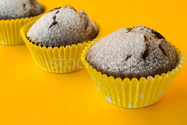 [[stock_photo]]: Muffins · jaune · chocolat · papier · mise · au · point · sélective