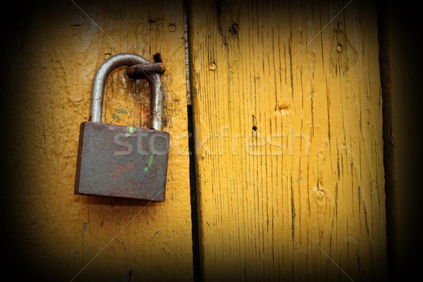 [[stock_photo]]: Métallique · lock · bois · porte · jaune · peint