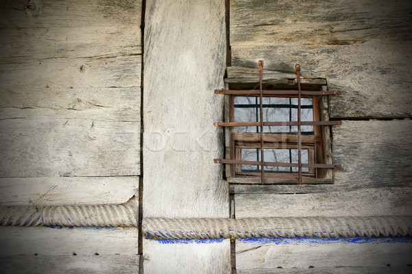 Venster oude traditioneel houten gebouw kan Stockfoto © taviphoto