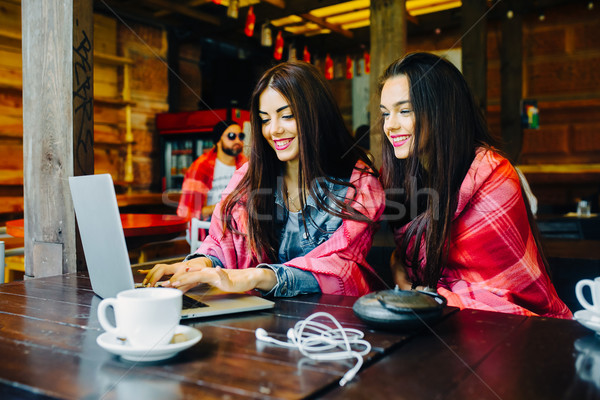 Foto stock: Dois · meninas · assistindo · algo · laptop · jovem