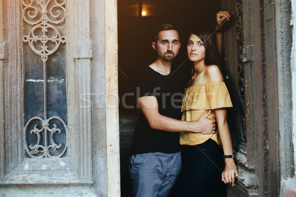 Paar poseren deuropening camera meisje hand Stockfoto © tekso