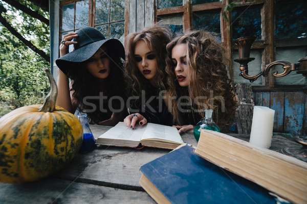 Trei epocă magic ritual tabel lectură Imagine de stoc © tekso