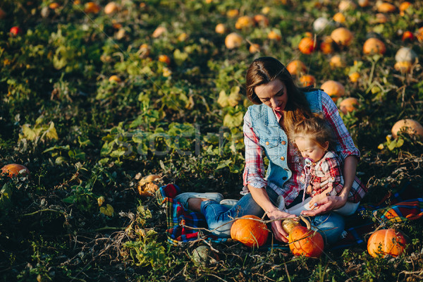 Madre hija campo calabazas halloween familia Foto stock © tekso