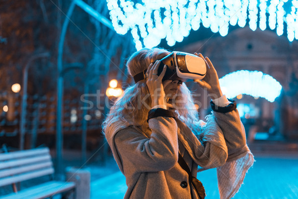 Stok fotoğraf: Genç · kız · deneyim · kulaklık · gerçeklik · gözlük · şehir · gece