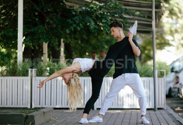 Man vrouw dansen park camera dans Stockfoto © tekso