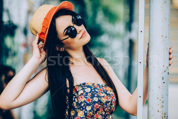 Bella ragazza fotocamera città occhiali da sole posa donna Foto d'archivio © tekso