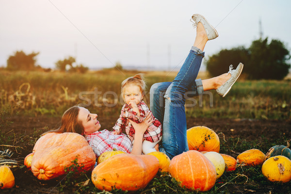 Moeder dochter liggen pompoenen veld halloween Stockfoto © tekso