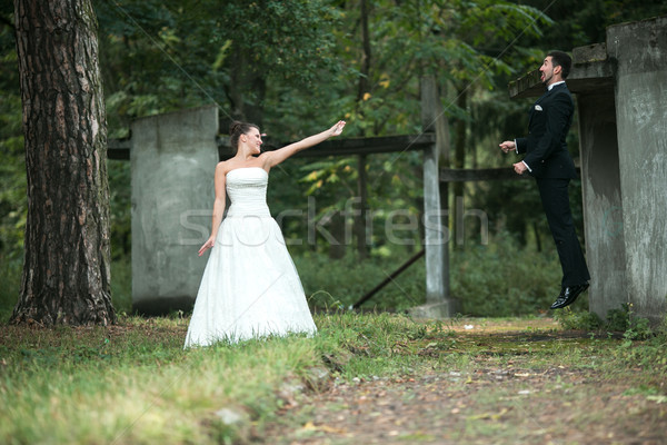 Menyasszony vőlegény szórakozás nevet park nő Stock fotó © tekso