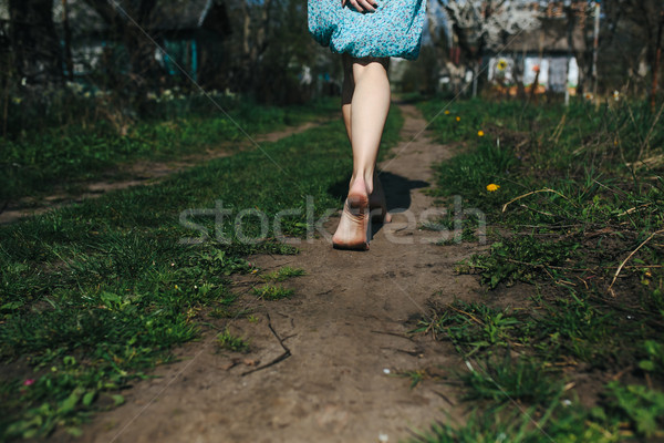 Foto stock: Hermosa · niña · piernas · camino · rural · exuberante · jardín · primavera