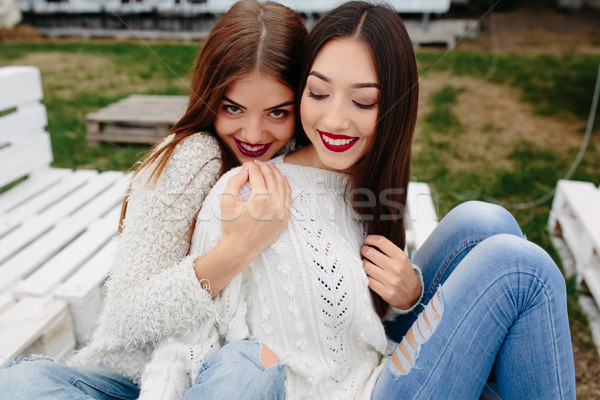 Stockfoto: Twee · meisjes · bank · park · telefoon