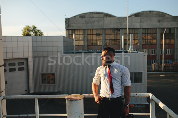Geschäftsmann Aussehen Abstand genießen Abend Sonnenuntergang Stock foto © tekso