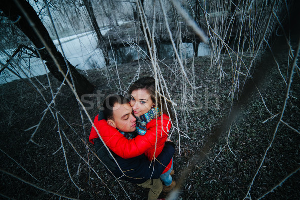 Schönen Paar posiert eingefroren Fluss Park Stock foto © tekso