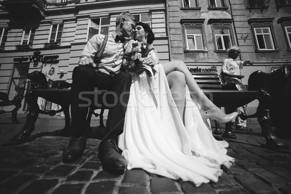 Stockfoto: Bruid · bruidegom · zitten · bank · poseren · camera