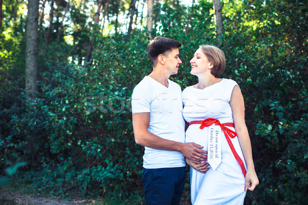 Embarazadas esposa marido parque posando junto Foto stock © tekso