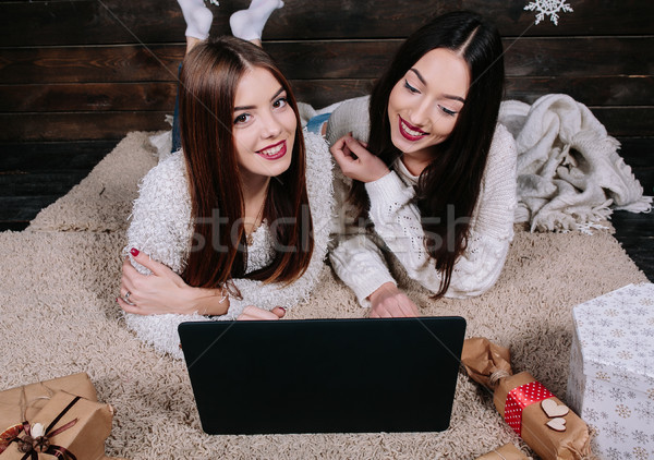 Foto stock: Dois · belo · meninas · mentir · piso · laptop