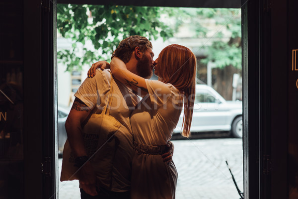 Paar poseren deuropening camera familie gezicht Stockfoto © tekso