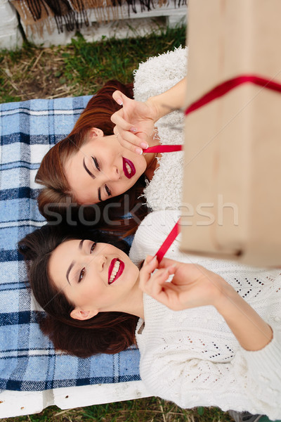 [[stock_photo]]: Filles · mentir · cadeau · deux · belle · banc