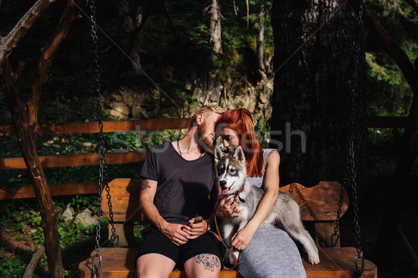 Foto stock: Belo · casal · juntos · cão · balançar