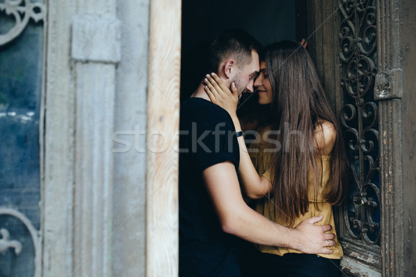 Paar poseren deuropening camera meisje liefde Stockfoto © tekso