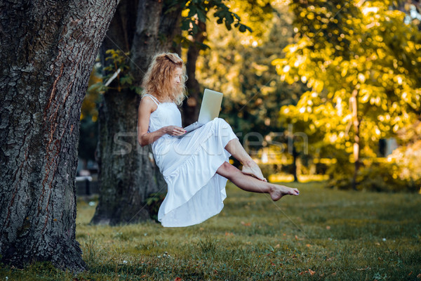 Foto stock: Menina · laptop · beautiful · girl · natureza · grama · floresta