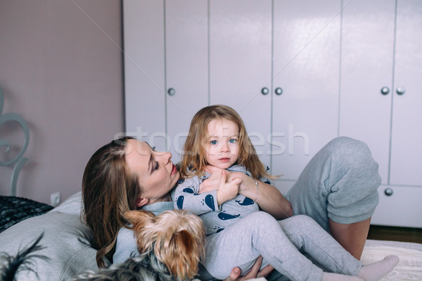 Mamă copil fiica împreună dormitor fată Imagine de stoc © tekso