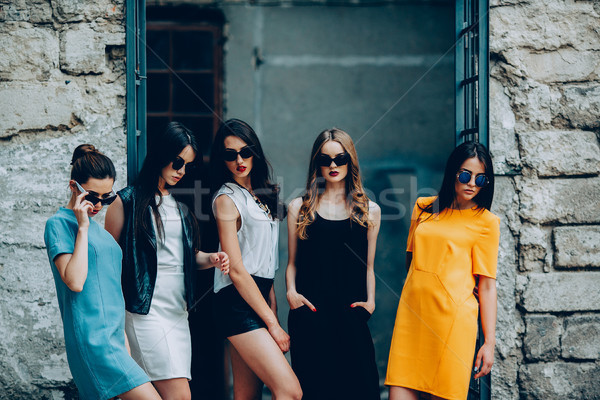 Cinco jovem belo meninas cidade posando Foto stock © tekso