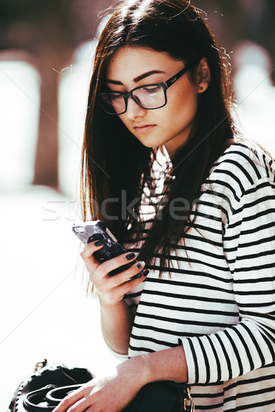 Bella ragazza posa fotocamera città telefono donne Foto d'archivio © tekso