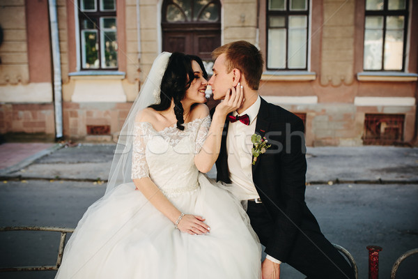 Novia novio posando calles barrio antiguo mujer Foto stock © tekso