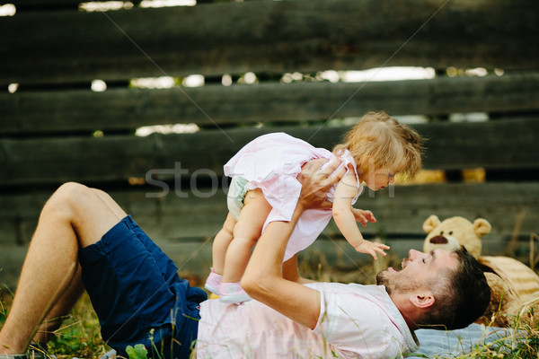 Gelukkig gezin gazon park mooie familie baby Stockfoto © tekso